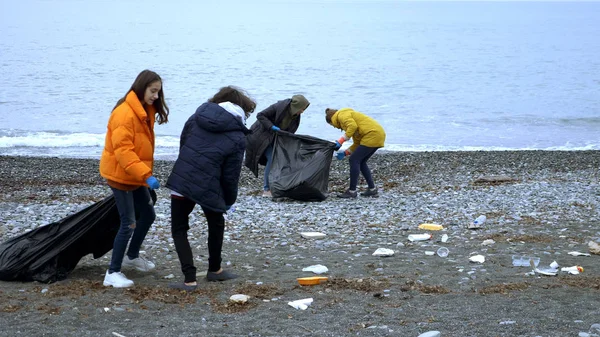 Εθελοντές καθαρίζουν σκουπίδια στην παραλία το φθινόπωρο. περιβαλλοντικά θέματα — Φωτογραφία Αρχείου