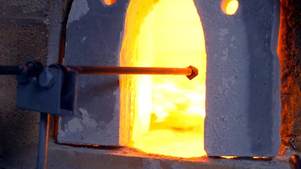 Soplador de vidrio. fabricante de productos de vidrio. hombre calienta el vidrio en un horno —  Fotos de Stock