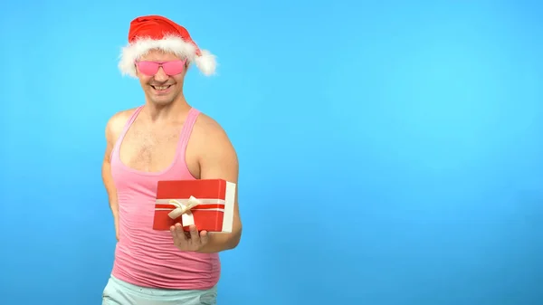 穿着粉色T恤，配着时尚的新年饰物，戴着时髦的粉色眼镜，快乐的圣诞和新年快乐的英俊男子 — 图库照片