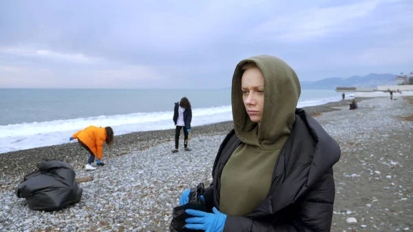 Волонтеры убирают мусор на пляже осенью. экологические проблемы — стоковое фото