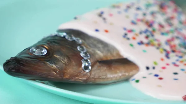 Модная еда. рыба сельдь со стразами, розовый соус и красочные конфетти — стоковое фото