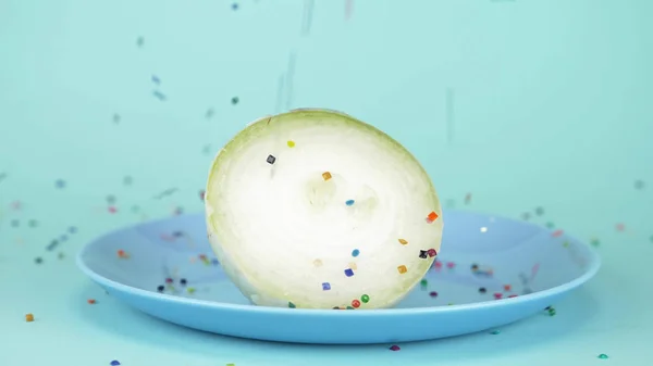 Diseño de alimentos. la mitad de la cebolla se espolvorea con azúcar de confección — Foto de Stock