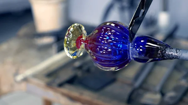 Glasblazer. ambachtelijke vervaardiging van glasproducten — Stockfoto