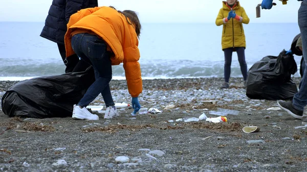 Εθελοντές καθαρίζουν σκουπίδια στην παραλία το φθινόπωρο. περιβαλλοντικά θέματα — Φωτογραφία Αρχείου