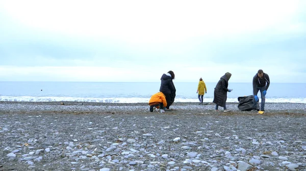 Les bénévoles nettoient les ordures sur la plage à l'automne. questions environnementales — Photo