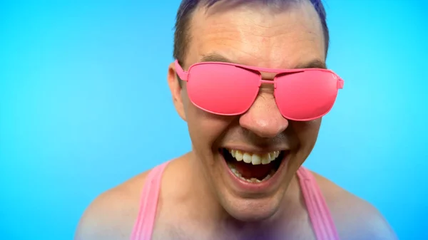 Funky elegáns jóképű srác rózsaszín napszemüvegben. férfi őrült sikoltozik . — Stock Fotó