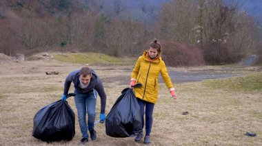 Çevresel sorunlar. Bir grup gönüllü ormandaki çöpleri temizliyor.