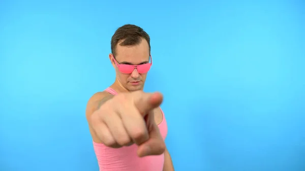 Crazy man in pink glasses come here gesture on blue background — 스톡 사진