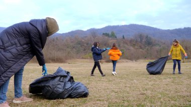 Çevresel sorunlar. Bir grup gönüllü ormandaki çöpleri temizliyor.