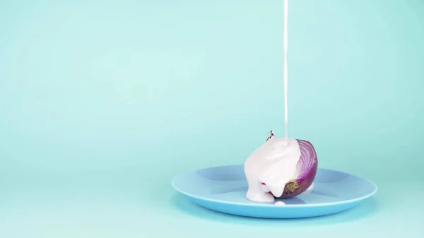 Design de alimentos. metade da cebola é polvilhado com confecti onery açúcar polvilhas — Fotografia de Stock