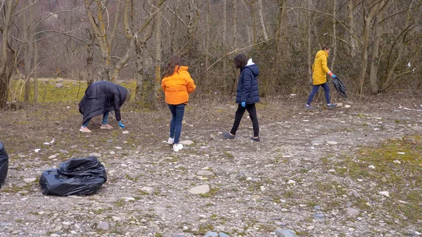 Masalah lingkungan. Sekelompok relawan membuang sampah di hutan — Stok Foto