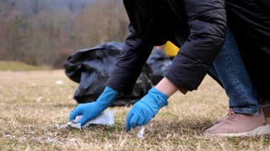 Çevresel sorunlar. Bir grup gönüllü ormandaki çöpleri temizliyor.