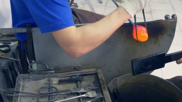 Ventilador de vidro. fabrico artesanal de produtos de vidro — Vídeo de Stock