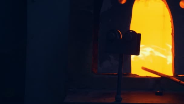 Soplador de vidrio. fabricante de productos de vidrio. hombre calienta el vidrio en un horno — Vídeo de stock