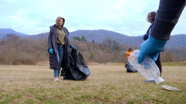 Problèmes environnementaux. un groupe de bénévoles enlève les ordures dans la forêt — Photo