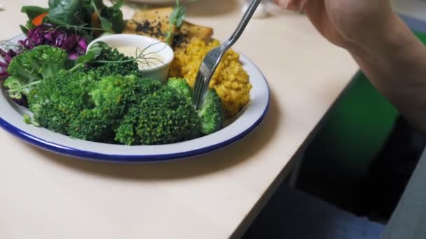 Модный дизайн еды. овощная миска, человек ест веганскую еду вилкой — стоковое видео