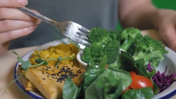 Hermoso diseño de comida de moda. tazón de verduras, el hombre come comida vegana con un tenedor — Vídeo de stock