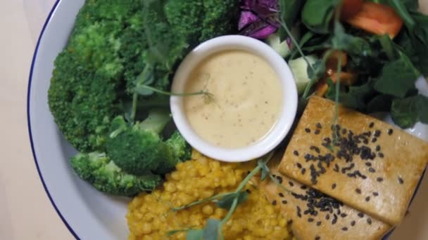 Vacker mode matdesign. grönsaksskål, människan äter vegansk mat med gaffel — Stockvideo
