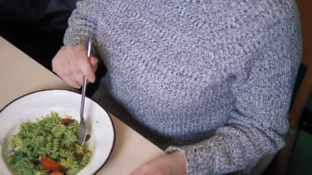 Um almoço vegetariano. salada de legumes e macarrão com um molho verde . — Vídeo de Stock