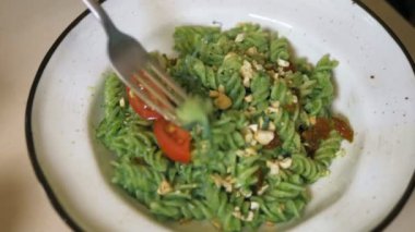 Moda tasarım yiyecekler. Yeşil soslu ve fındıklı vejetaryen makarna
