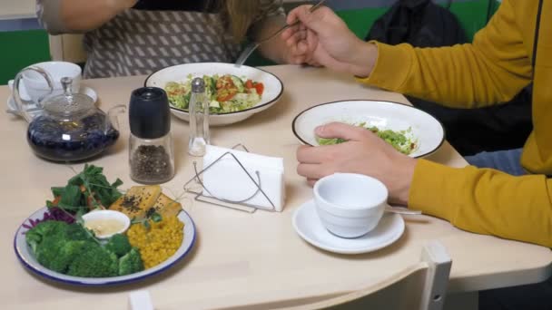 Casal homem e mulher comendo em restaurantes vegetarianos comida saudável — Vídeo de Stock