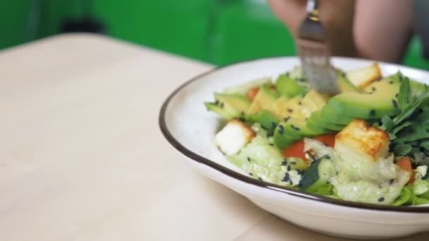 Projektowanie mody żywności. sałatka warzywna z rukolą i awokado — Wideo stockowe