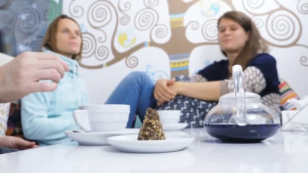 Três mulheres relaxam juntas em um café informal. reuniões amigáveis — Vídeo de Stock