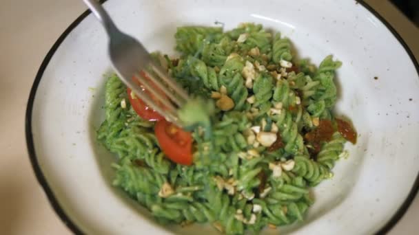 Modieus design voedsel. vegetarische pasta met groene saus en cashewnoten — Stockvideo