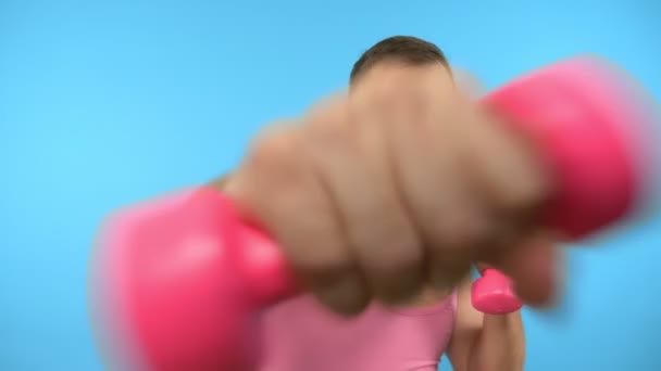 Homem bonito brincalhão com halteres cor-de-rosa. Fitness Brilhante. Desportos — Vídeo de Stock