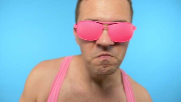 Hurok videó. Gif művészeti tervezés. Stílusos torzszülött rózsaszín szemüvegben kiabál wow. — Stock videók
