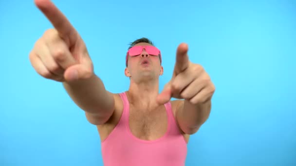 循环视频。 艺术吉夫设计。 戴着粉色眼镜的时髦怪胎。 蓝色背景 — 图库视频影像