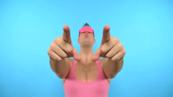 Циклічне відео. мистецький дизайн GIF. Стильний дивак в рожевих окулярах. синій фон — стокове відео