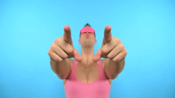 Vídeo de bucle. arte GIF diseño. Tipo raro con estilo en gafas rosadas. fondo azul — Vídeos de Stock