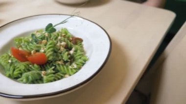 Moda tasarım yiyecekler. Yeşil soslu ve fındıklı vejetaryen makarna