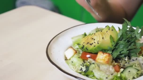 Fashion food design. vegetable salad with rucolla and avocado — 비디오