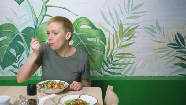 Kadın vejetaryen restoranlarında sağlıklı yiyecekler yiyor. — Stok video