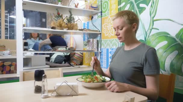 Mujer comiendo en restaurantes vegetarianos comida saludable — Vídeos de Stock