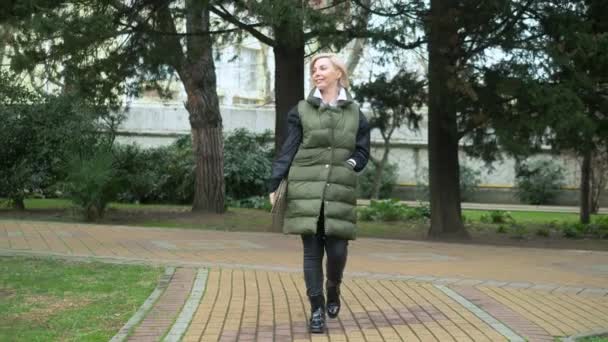 Bela elegante mulher loira na moda andando em uma cidade Parque no outono — Vídeo de Stock
