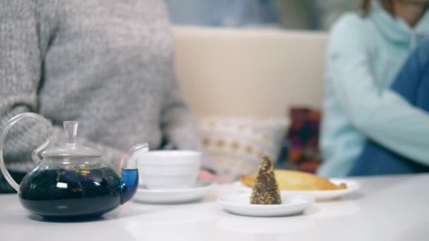 Синій чай з квітів кліторії в чайнику. модний дизайн їжі — стокове відео