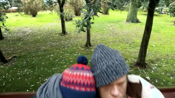 Бездомная пара, мужчина и женщина на скамейке в городском парке — стоковое видео