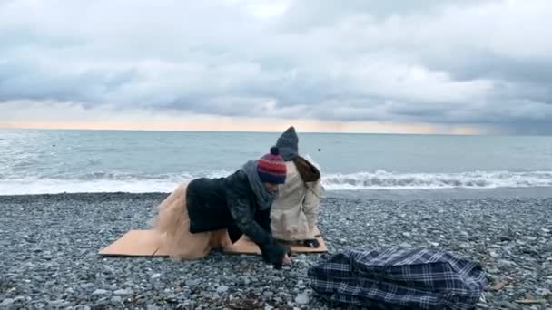 Pareja sin hogar, hombre y mujer, pasar la noche junto al mar — Vídeo de stock