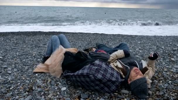 Hemlösa par, man och kvinna, övernattning vid havet — Stockvideo