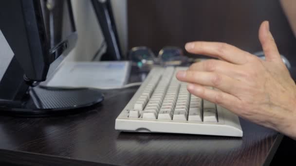 Mains rapprochées d'une femme âgée tapant sur un clavier — Video