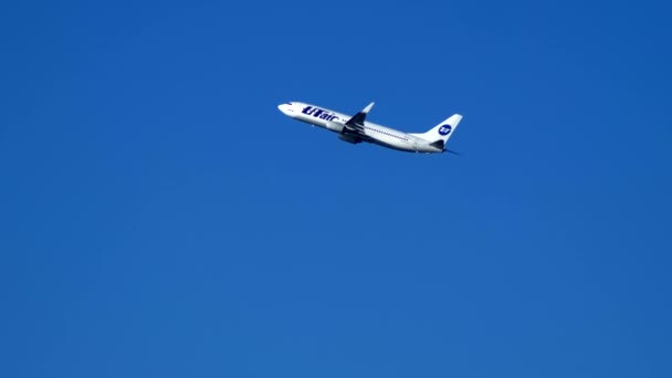 Самолет Utair взлетел в ясном голубом небе. 16 января 2020 года. Россия Сочи . — стоковое видео