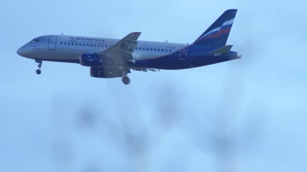Aeroflot aeroplano in un cielo blu chiaro sta atterrando. 16 gennaio 2020. Sochi Russia — Video Stock