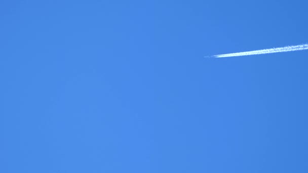 Pista di aeroplano e aereo in alto nel cielo blu chiaro — Video Stock