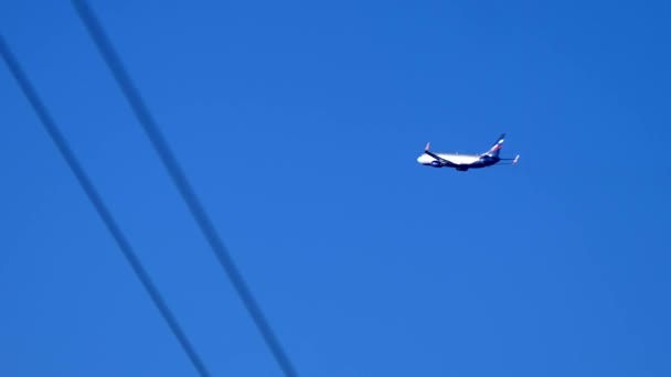 Un aereo passeggeri è decollato lontano nel cielo azzurro . — Video Stock