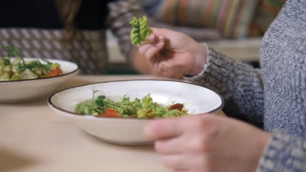 İki kadın vejetaryen restoranlarında sağlıklı yiyecekler yiyor. — Stok video