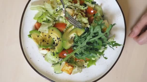 Модный дизайн еды. овощной салат с руколлой и авокадо — стоковое видео