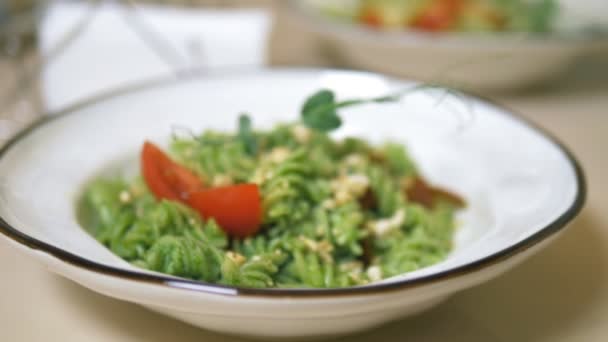 Een vegetarische lunch. groentesalade en pasta met groene saus. — Stockvideo